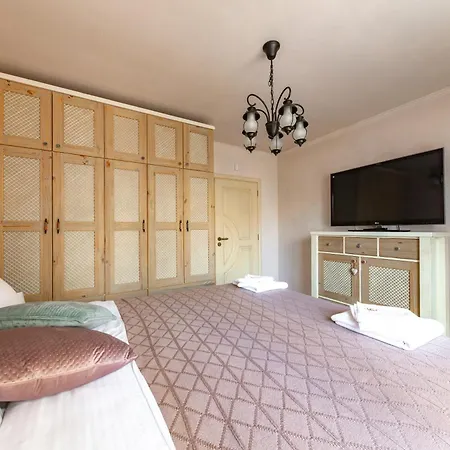 Happy Town Apartment *