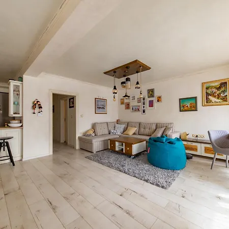 Happy Town Apartment *