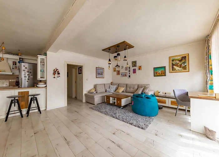 Happy Town Apartment *